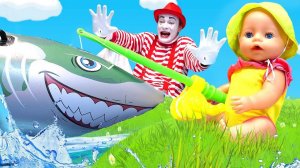 Смешное видео - Кукла Беби Бон на рыбалке! Акула в Бассейне! – Детские мультики с Baby Born
