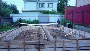 Как сделать идеальную опалубку для ленточного фундамента деревянного дома из бруса: пошаговая