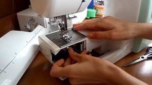 Нижняя нить наматывается на шпульку или петляет.
