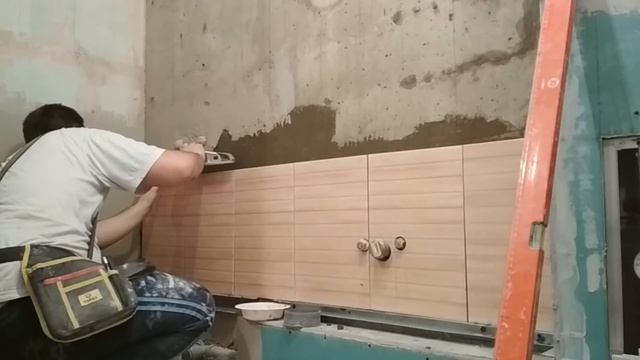 Кладка плитки в ванной - 1 часть. Разметка, раскладка и укладка первого ряда плитки