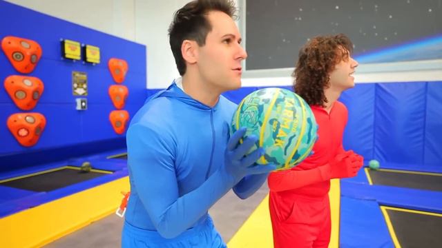 AMONG US NELLA VITA REALE AL PARCO GIOCHI GIGANTE CON I NOSTRI AMICI! 🔫 Parte 1 смотреть онлайн