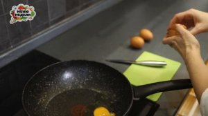 КУЛИНАРНЫЙ ЛАЙФХАК  КАК ПРАВИЛЬНО РАЗБИВАТЬ ЯЙЦА ДЛЯ ЯИЧНИЦЫ   ГЛАЗУНЬИ