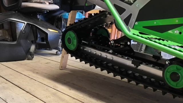 Гусеница в движении (часть 1), снегоход Irbis SF150L смотреть онлайн