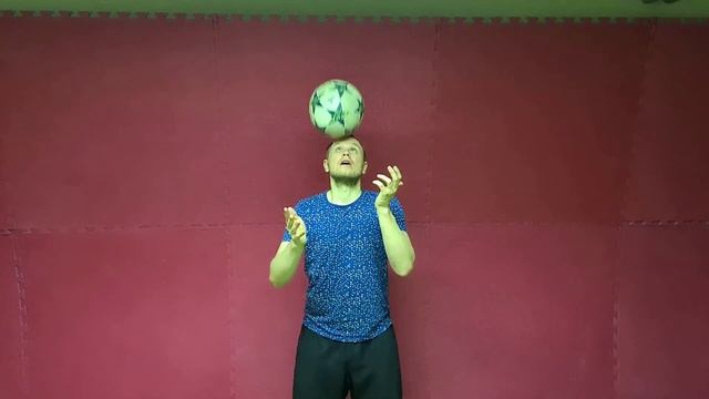 Как научиться набивать мяч на голове|Футбольный Фристайл Обучение|by Infinite Tutorials