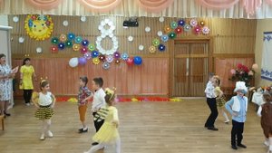 Танец под песенку неунывайку "Парурам пам пам, я дарю вам песню эту"