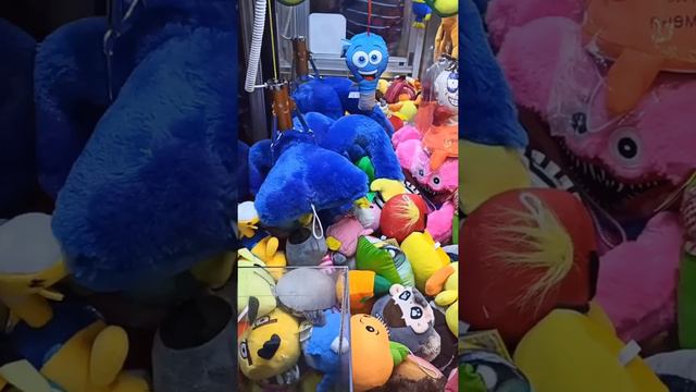 ОГРОМНЫЙ ХАГГИ ВАГГИ В АППАРАТЕ ХВАТАЙ-КА / crane machine game