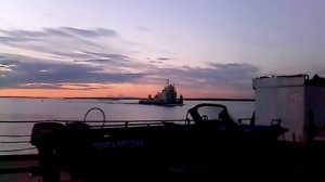 На горизонте реки лена всплывает подводная лодка