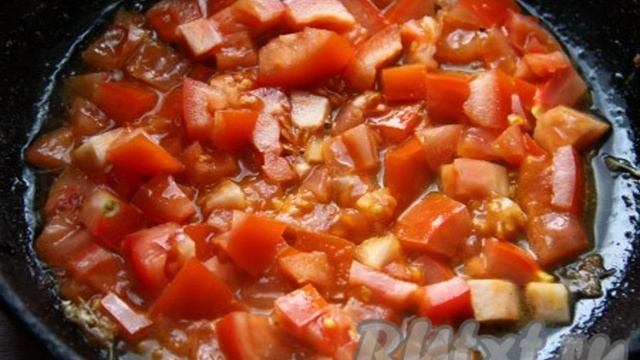 Хек с овощами на сковороде