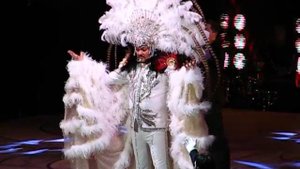 Киркоров в шикарном костюме с перьями