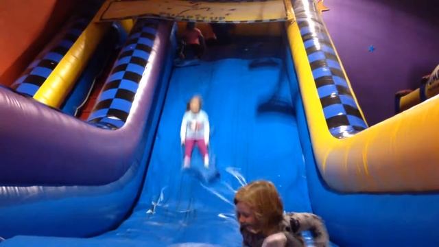 Ella and Cora sliding at Cora's 5th birthday смотреть онлайн