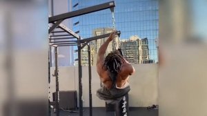 Самый сильный человек в мире на двух руках!