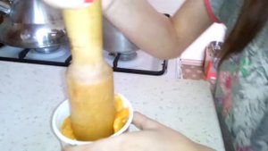 Делаем сок из мандаринов.