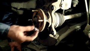 Замена колесной шпильки переднего колеса Toyota Spacio