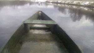 катаюсь на деревянной лодке плоскодонке