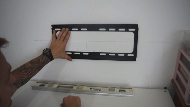 איך לתלות טלוויזיה על קיר בלוקים או על קיר גבס.
