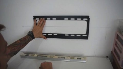 איך לתלות טלוויזיה על קיר בלוקים או על קיר גבס.