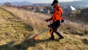 Stihl Fs 561-C with 350 mm brush knife in dry grass.