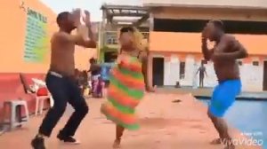 Ржака!!Чернокожая танцует тверк!!негр искупался!!