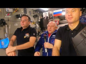 Поздравление с Днем космонавтики от экипажа МКС!