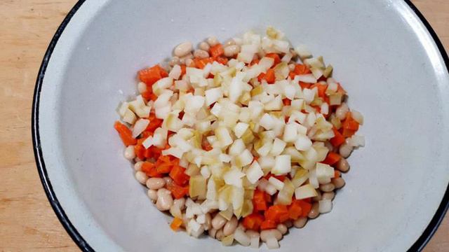 Винегрет с фасолью луком и маринованными кабачками