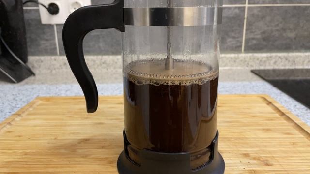 Как заварить кофе во френч-прессе (горячий кофе и cold brew) смотреть онлайн
