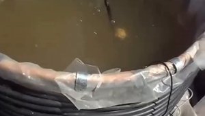 Самодельная емкость для воды. Плетеная бочка и лейка из канистры своими руками