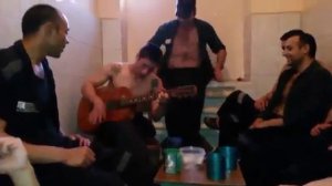 Цыган на нарах  поет отлично