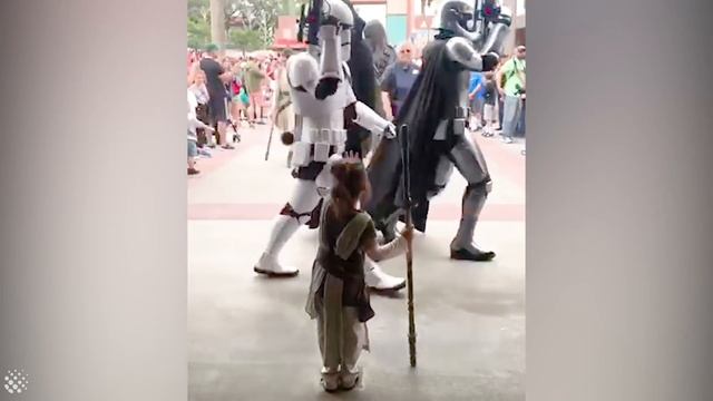Four-year-old girl dressed as Rey meets Star Wars characters смотреть онлайн