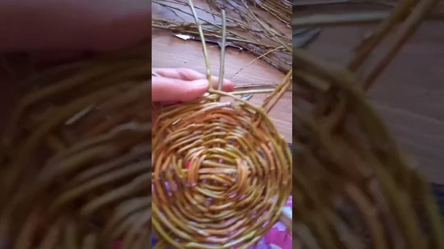 Плету лукошко из ивовых веточек. смотреть онлайн