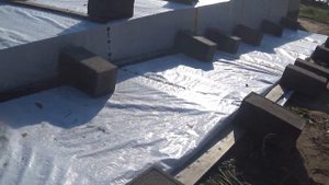 Утеплил фундамент на зиму. Теперь не замерзнет.