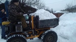 Самодельный мини фронтальный погрузчик. В роли минисамосвала.