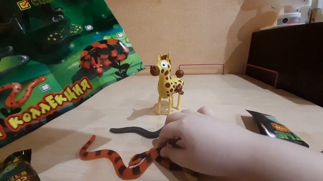 Ядовитые змеи из красного белого и заводной жираф / распаковка смотреть онлайн