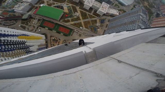Russian spider-man [on the balconies of 45 floors]