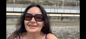 Открыла сезон зашарпаю на пляже в Сочи в апреле