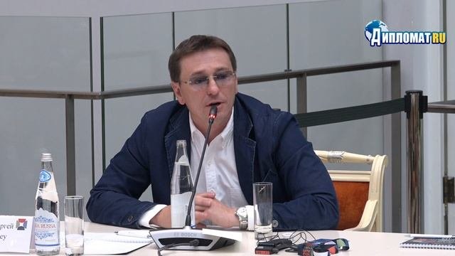 Сергей Безруков разыграл коллег на культурном форуме в Петербурге