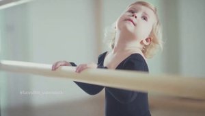 Девочка занимается балетом