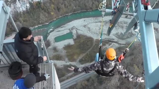 Тарзанка и качели в Скайпарке: слабонервным не смотреть!