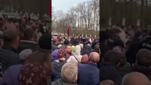 В Каменец -Подольском, Хмельницкая область Украины, идёт штурм храма УПЦ с привлечением силовиков