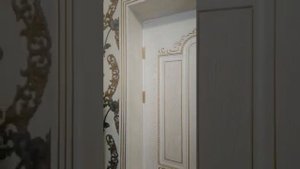 Установка дверей с золотой патиной