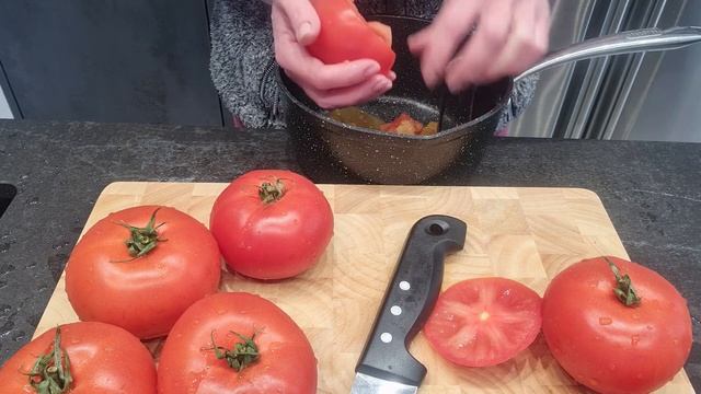 Фаршированные томаты. Два рецепта в одном видео. смотреть онлайн