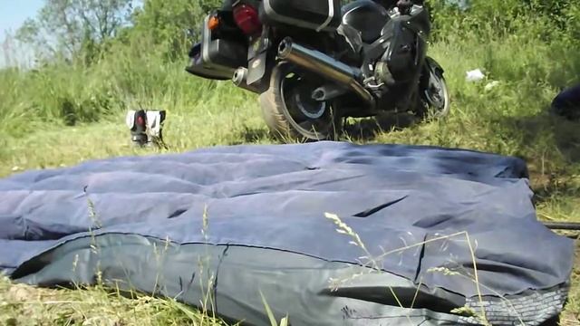 Как накачать матрац мотоциклом смотреть онлайн