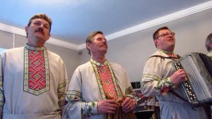 На завалинке старушки