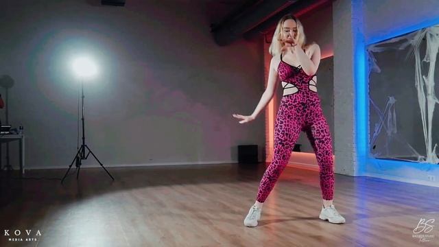 Bachata Lady Style Impro by Astassija / Romeo Santos, Zacarias Ferreira - Me Quedo смотреть онлайн