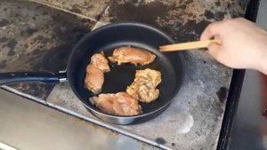 Куриные бедрышки по - кабардински в сметане...