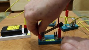 Физика 8 кл(2019г)Пер §33 Упр 23 № 2 .Придумайте схему соединения гальван.элемента,звонка и двух кно