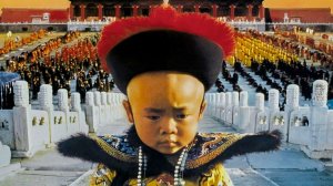 3-летний мальчик становится императором Китая и все вокруг выполняют любые его желания