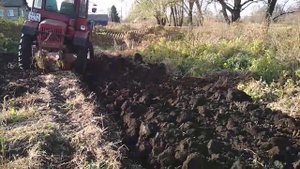 На шабашке трактор т-16 с самодельным плугом