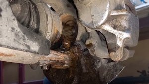Замена левой полуоси пассат б3. Left half-axe change passat 35i.