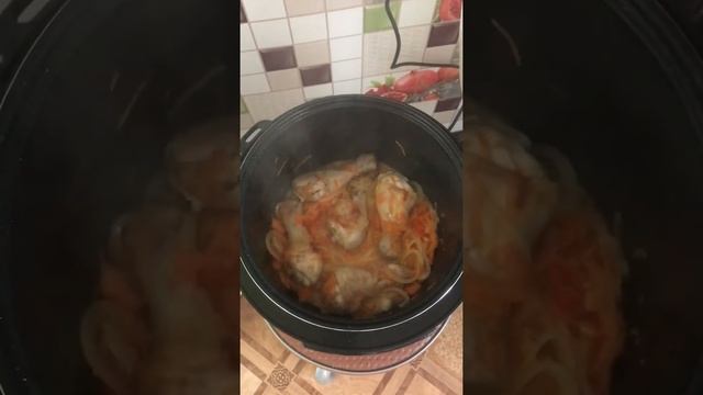 Жареные куриные бедра с макаронами (гнезда)