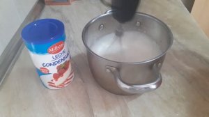 Мороженое сливочное с ягодами/ Как приготовить мороженое дома из сливок и сгущенного молока